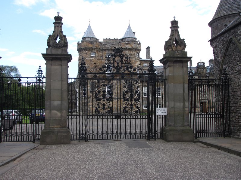holyrood palace ingang.jpg - En dit is dan de ingang van Holyroodhouse. Zoals het bordje al laat zien, het paleis is gesloten. We zijn vlak voor de komst van the Queen in Edinburgh en het paleis word dan ook in gereedheid gebracht.